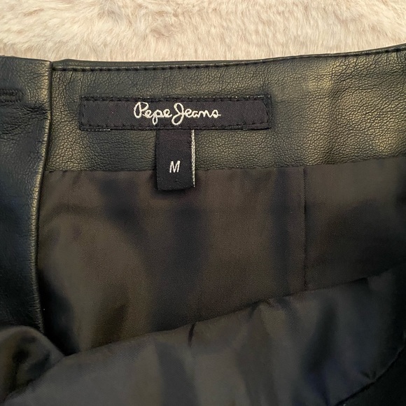 Beautiful pre-loved mini skirt from Pepe Jeans. Looks like leather. Size M - Picture 3 of 5